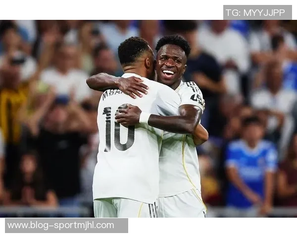 姆巴佩与维尼修斯温馨合影传递友谊力量永远支持彼此的信念